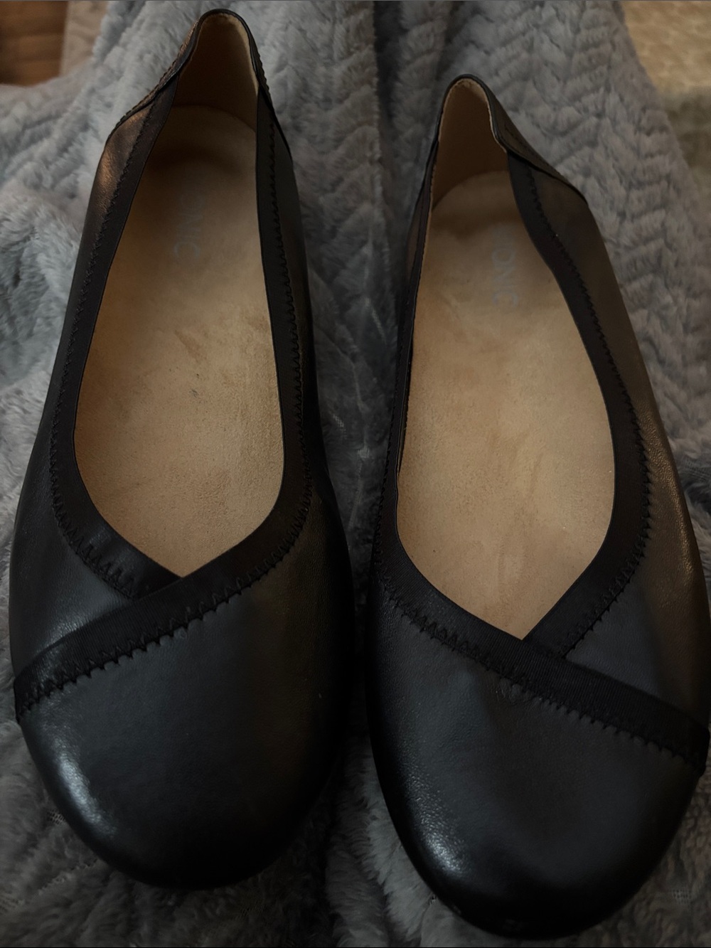 Vionic Black Leather Women's Ballet Flats - Picture 2 of 11